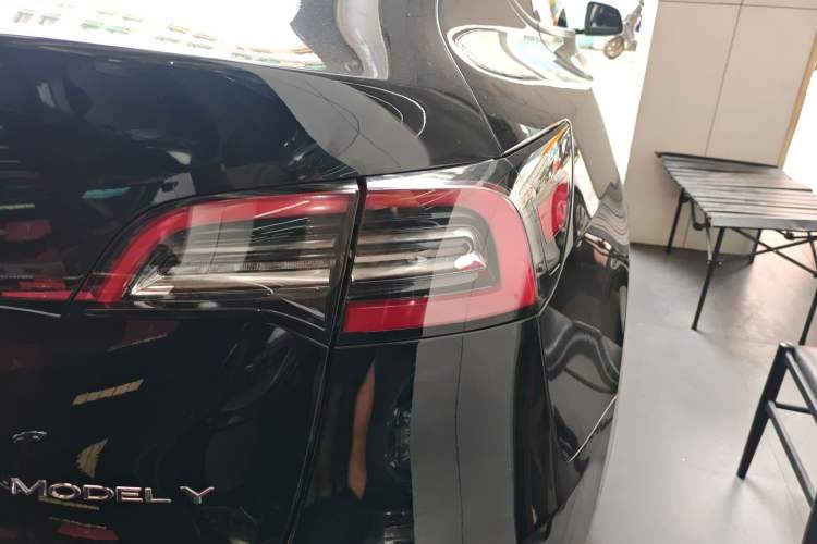 Used Tesla Model Y 2021 Standard Range Rear-Wheel Drive Version Right Rear Taillight