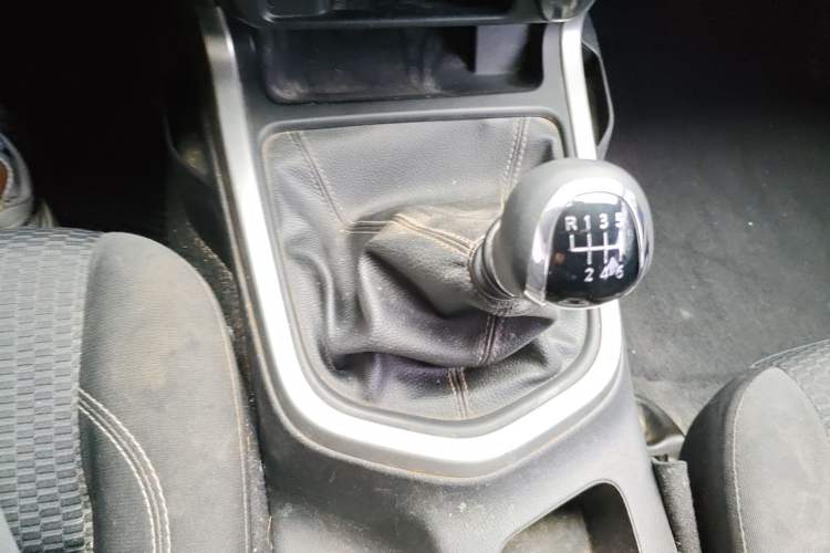 Used Nissan Navara 2021 2.5L Facelift Manual Two-Wheel Drive Comfort Version QR25 Gear Lever