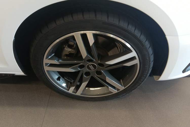 Used Audi A4L 2022 40 TFSI Luxury Dynamic Model Right Front Wheel Hub