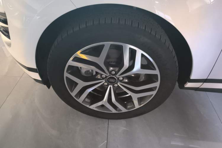 Used Land Rover Range Rover Evoque 2024 Aurora L 249 PS Prestige Light-Chasing Edition
