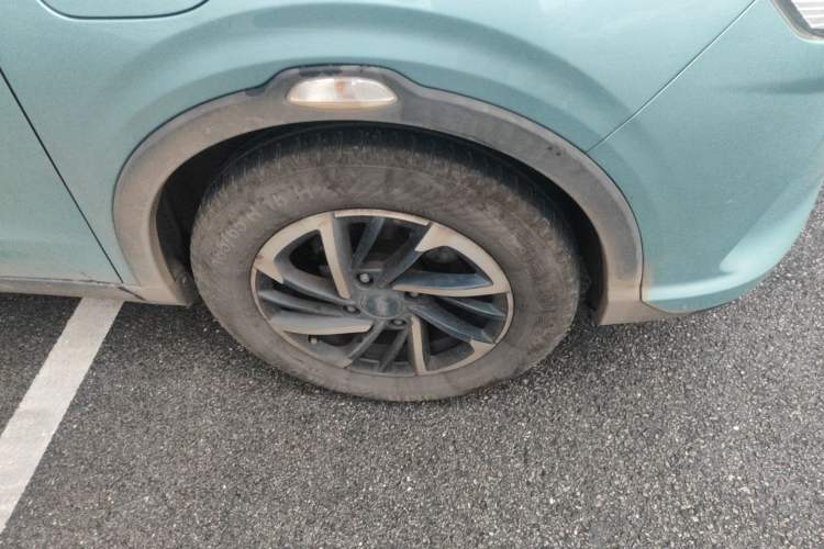 Used NETA V 2021 Long-Range Entertainment Edition Right Front Wheel Hub