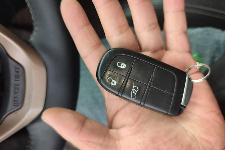 Used Jeep Grand Cherokee 2014 3.0L Comfort Navigation Edition Vehicle Key