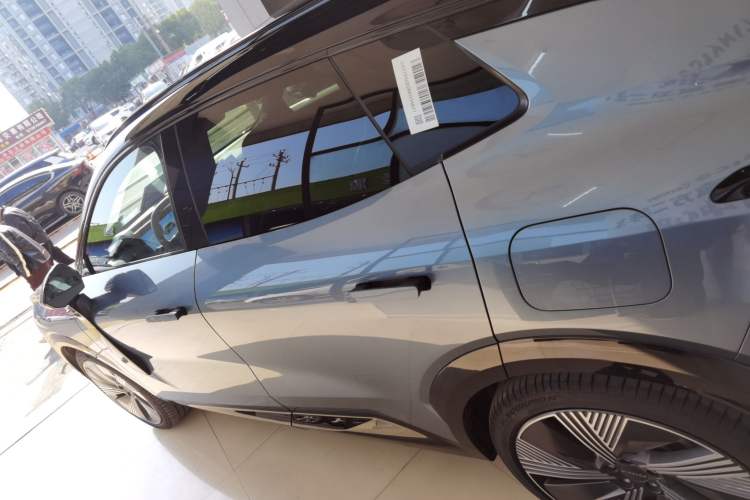 Used Lynk & Co 08 EM-P 2025 220 km All-Wheel-Drive Performance Halo
