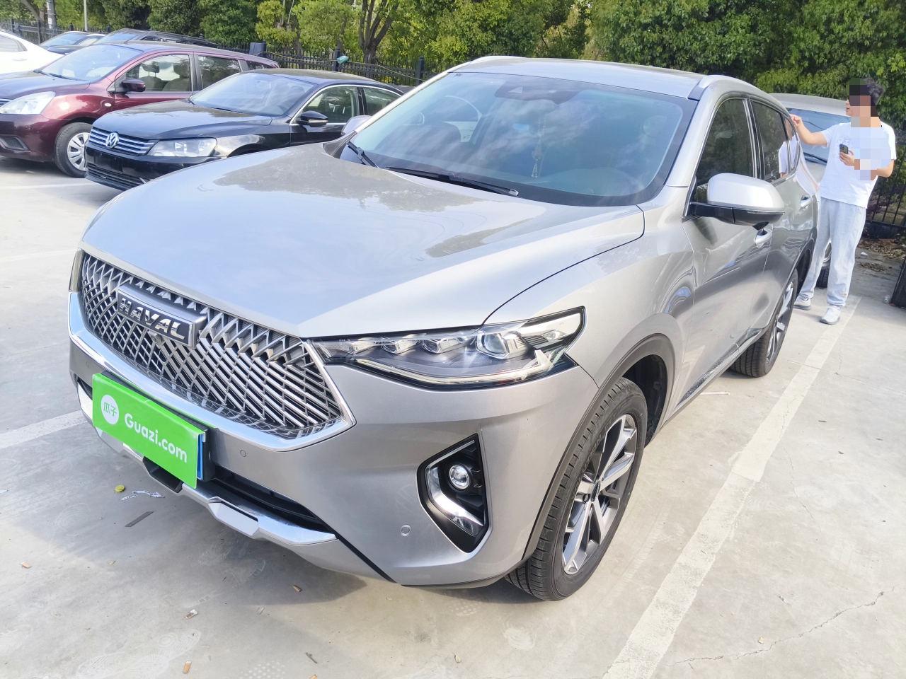 Под передней частью автомобиля