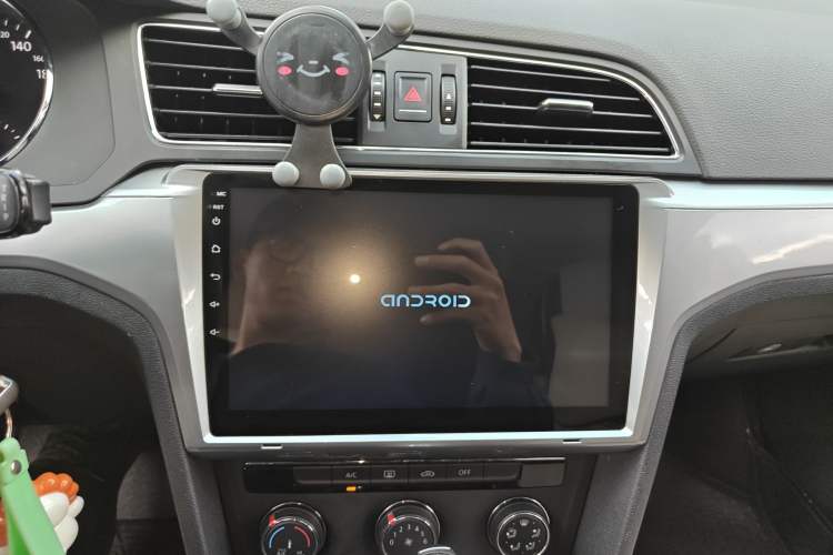 Used Volkswagen Lamando 2015 230TSI DSG Fashion Edition Audio And AC Panel