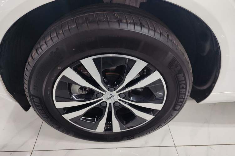 Used Volvo XC60 2025 B5 4x4 Smart Luxury Edition Left Front Wheel Hub