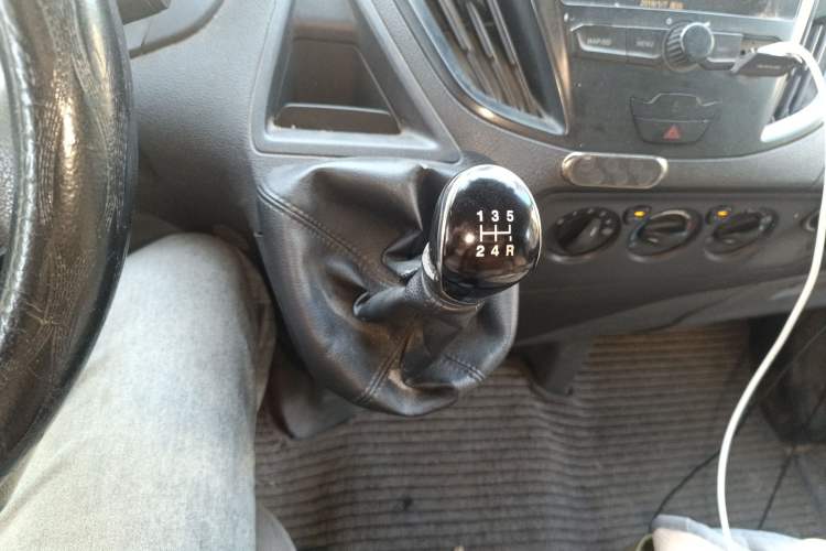 Used Ford Transit 2017 2.0T Diesel Multi-Purpose Commercial Vehicle Short Wheelbase Low Roof China V Standard
