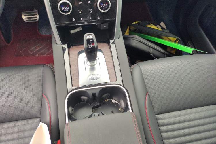 Used Land Rover Discovery Sport 2021 249 PS R-Dynamic SE Performance Tech Edition 7 Seats Gear Lever