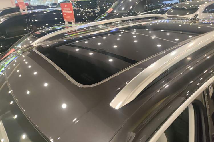 Used Volkswagen Tavendor 2023 330TSI Luxury Touring Edition Roof