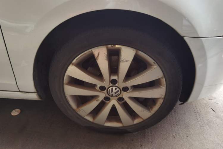 Used Volkswagen Golf 2012 1.4TSI Luxury Convertible Edition Right Front Wheel Hub
