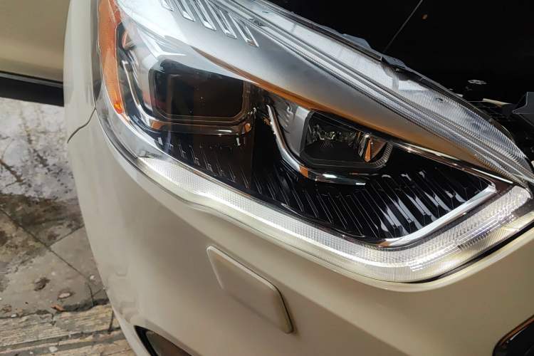 Used Ford Kuga 2018 EcoBoost 180 Two-Wheel-Drive Luxury Wing Edition Right Front Headlight