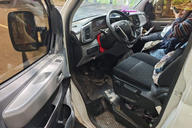 Used SAIC MAXUS Xintu V80 2023 2.0T Manual Classic Aoyuntong Short Wheelbase Mid-Roof 5/6-Seater Driver Seat