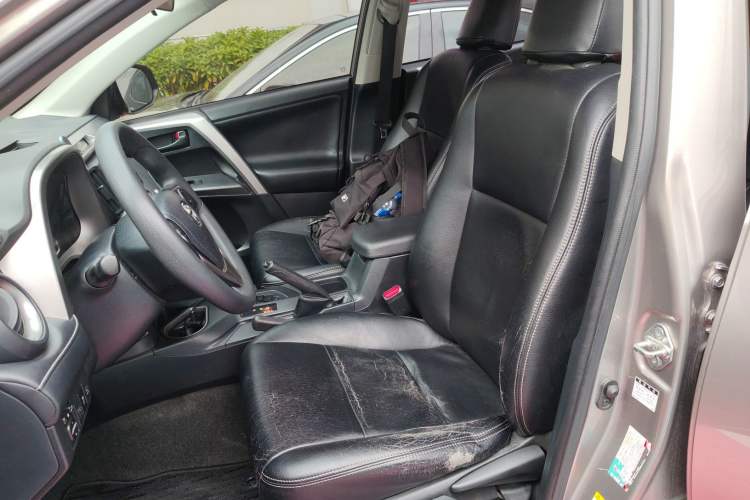 Used Toyota RAV4 2016 2.0L CVT Two-Wheel Drive Fashion Edition China V Standard
