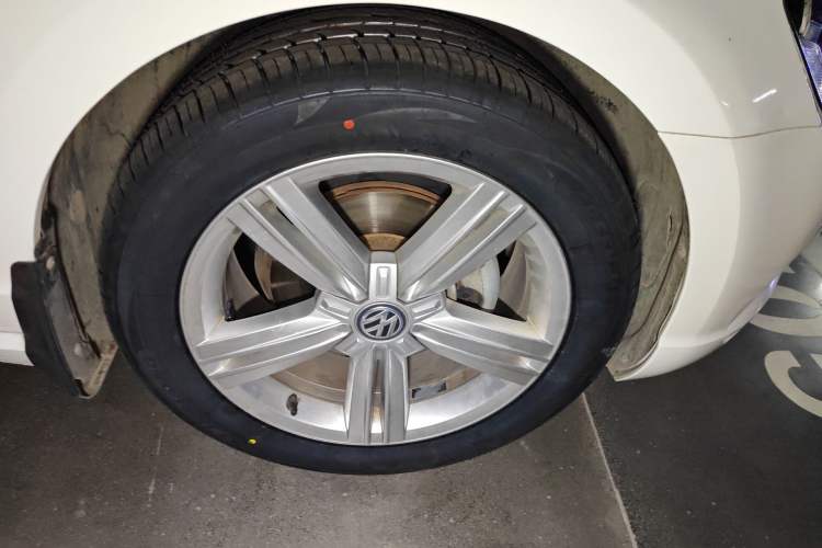 Used Volkswagen Lamando 2017 280TSI DSG Comfort Edition Right Front Wheel Hub