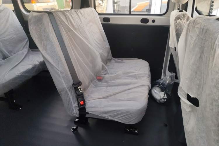 Used Wuling Yangguang 2024 300KM Comfort Version Passenger Van 75kW