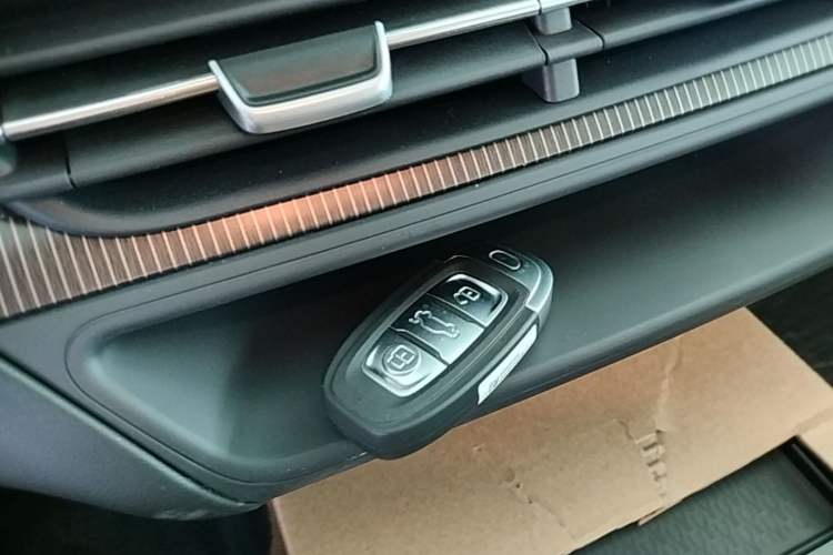 Used Hongqi E-QM5 2022 431 km Charge & Enjoy Edition
