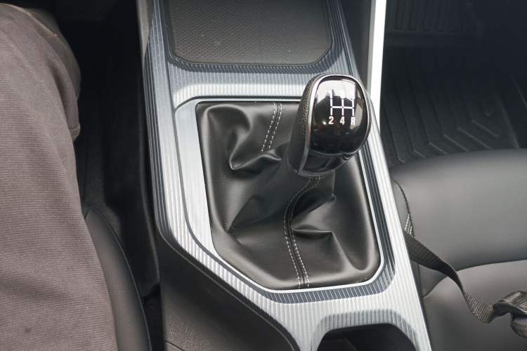 Used Geely Auto Emgrand 2025 4th Generation 1.5L Manual – Dragon Edition
