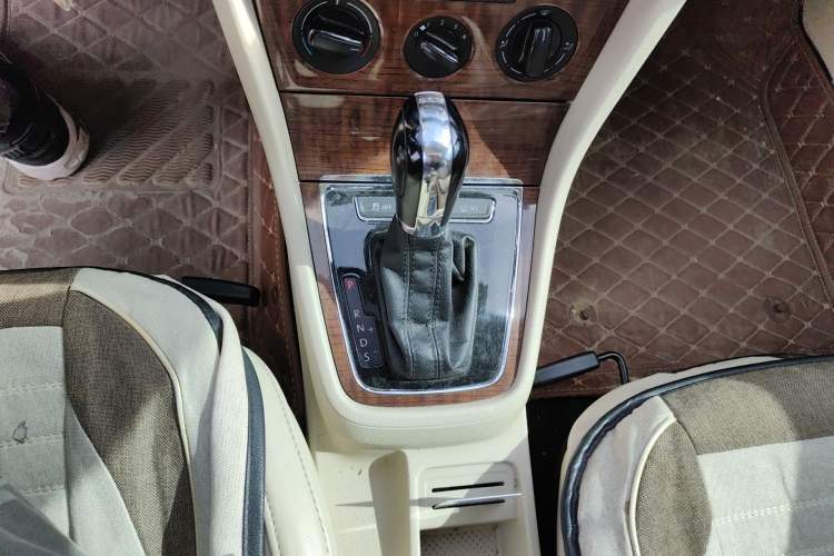 Used Volkswagen Lavida 2013 1.4TSI DSG Comfort Edition Gear Lever