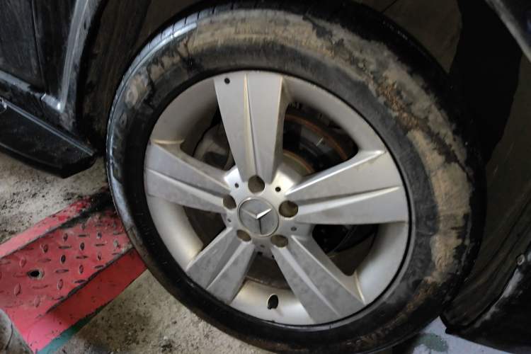 Used Mercedes-Benz Viano 2013 3.0L Navigator Edition Right Front Wheel Hub