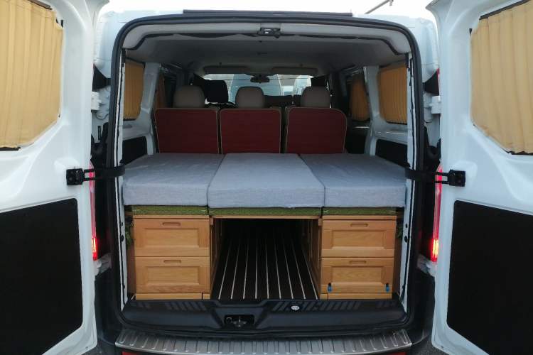 Used Ford Transit 2017 2.0T Diesel Multi-Purpose Commercial Vehicle Short Wheelbase Low Roof China V Standard