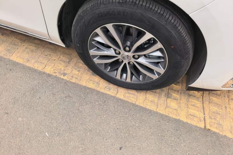 Used Buick GL8 2023 ES Lu Zun Comfort Model Right Front Wheel Hub