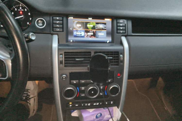 Used Land Rover Discovery Sport 2017 2.0T HSE Audio And AC Panel