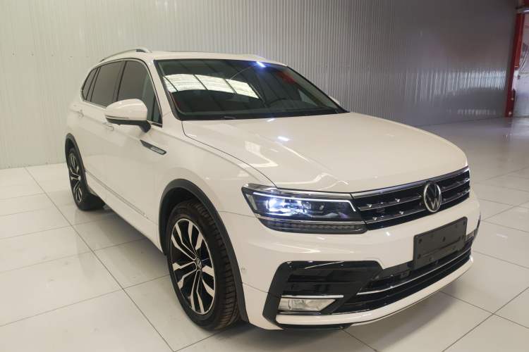 Used Volkswagen Tiguan L 2021 380TSI Automatic All-Wheel Drive R-Line Comfort Plus 7-Seater Front Right 45 Deg