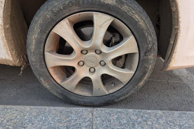 Used BYD e5 2016 300 Prestige Edition Right Front Wheel Hub