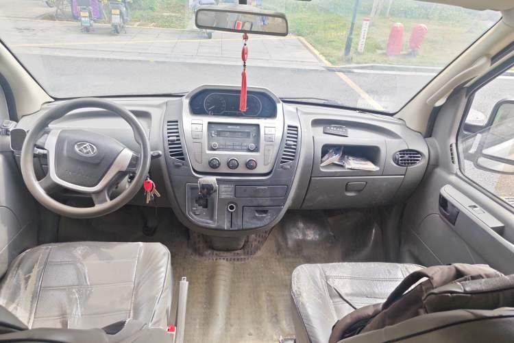 Used SAIC MAXUS Xintu V80 2017 2.5T AMT Aoyuntong National V Short Wheelbase Ultra-Low Roof 5/6/10-Seater
