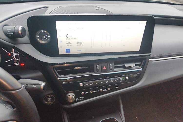 Used Lexus ES 2022 300h Deluxe Edition Audio And AC Panel