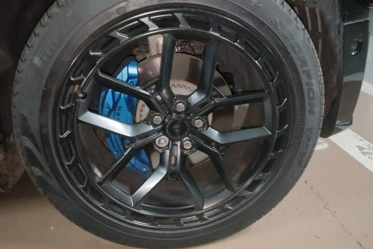 Used Land Rover Defender 2024 110 3.0T P400 Dark Edition Right Front Wheel Hub