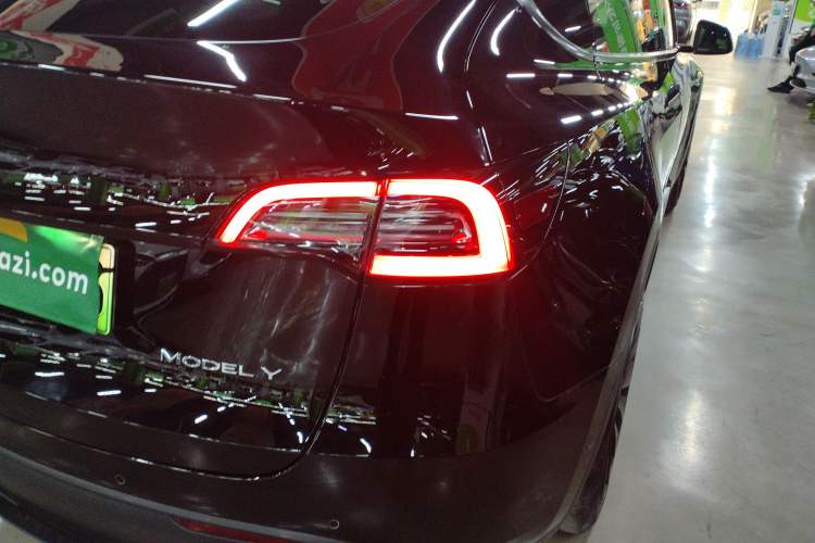 Used Tesla Model Y 2021 Standard Range Rear-Wheel Drive Version Right Rear Taillight