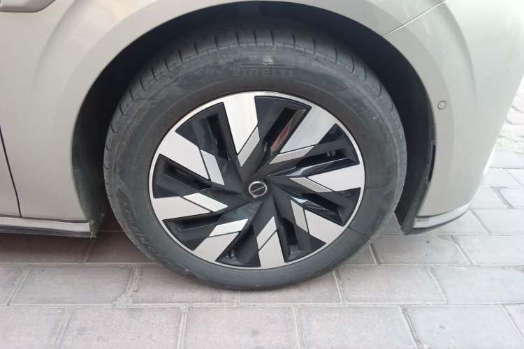 Used Volvo EM90 2025 Ultra Six-Seater Right Front Wheel Hub