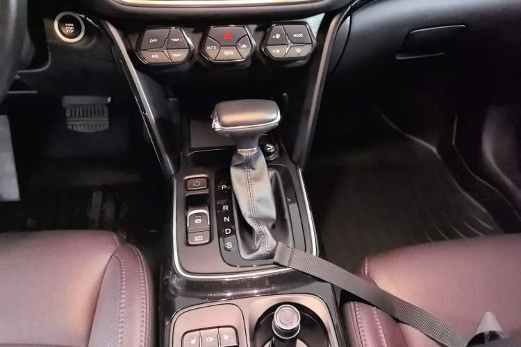 Used GAC Trumpchi GS4 2018 235T Automatic Two-Wheel Drive Luxury Smart Connectivity Millionth Anniversary Edition Gear Lever