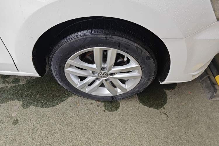 Used Volkswagen Jetta 2017 1.4L Manual Comfort Model Right Front Wheel Hub