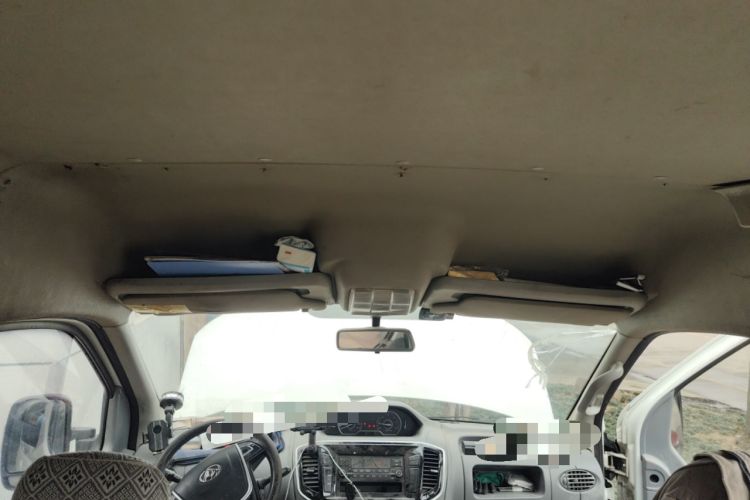 Used SAIC MAXUS Xintu V80 2019 2.5T Classic Model 6-Speed Manual Aotong Long Wheelbase Mid-Height 7-Seater