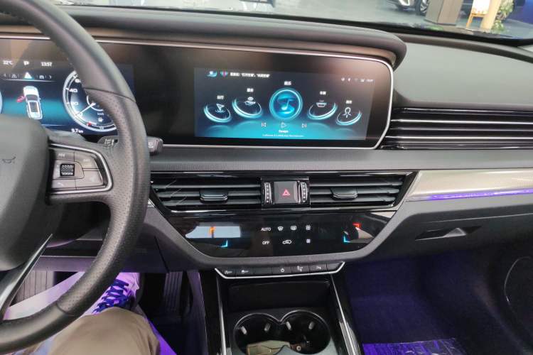 Used Hongqi HS5 2022 Revised Version 2.0T Smart Connect Flagship Edition Audio And AC Panel