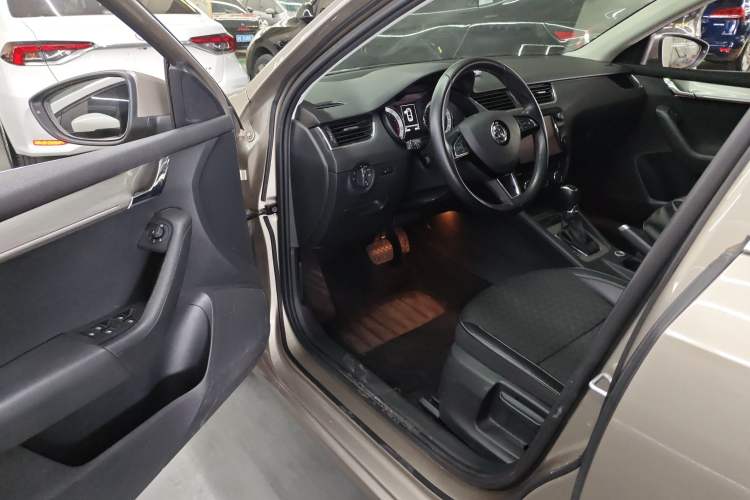 Used Skoda Octavia 2018 1.6L Automatic Luxury Edition Driver Seat