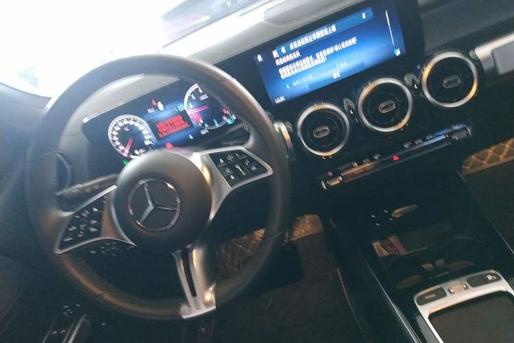 Used Mercedes-Benz GLB 2024 GLB 200 Dynamic Edition Gear Lever