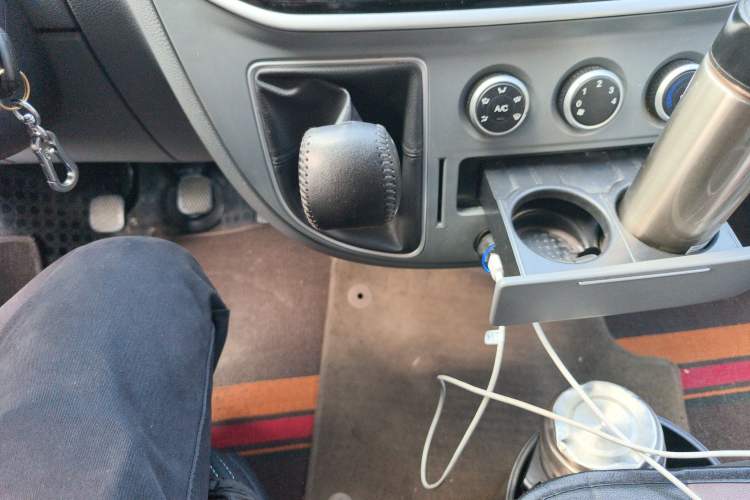 Used SAIC MAXUS Xintu V80 2019 2.5T Classic Model 6-Speed Manual – Aoyuntong Short Wheelbase Ultra-Low Roof 5/6 Seats