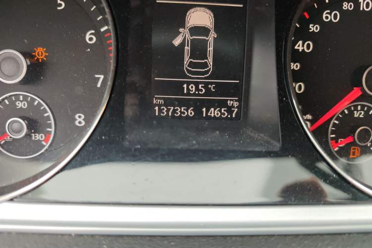 Used Volkswagen Magotan 2016 1.8TSI Smart Comfort Model Odometer Close Up