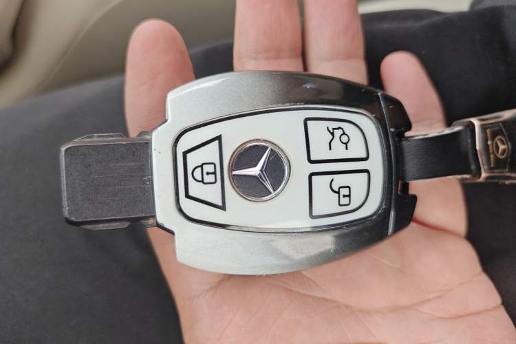 Used Mercedes-Benz Vito 2021 2.0T Elite Version 7 Seats Vehicle Key