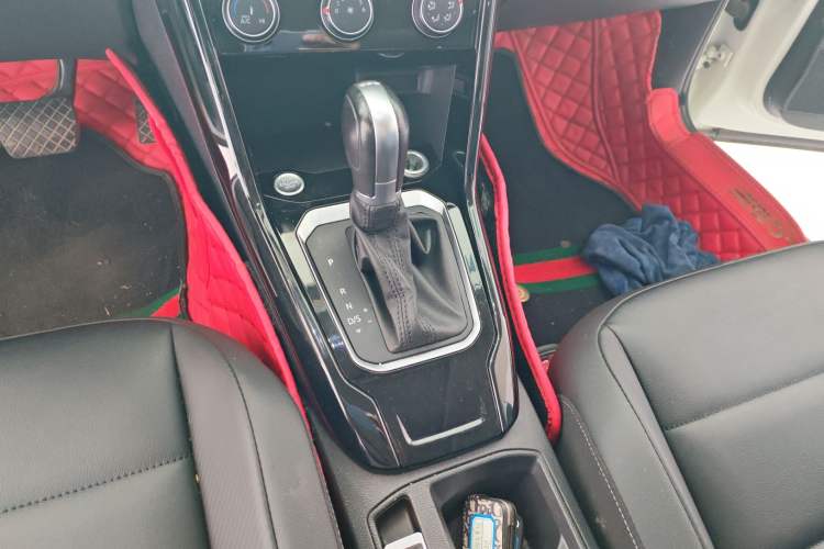 Used Volkswagen T-ROC 2019 280TSI DSG Two-Wheel Drive Comfort Version China VI Standard Gear Lever