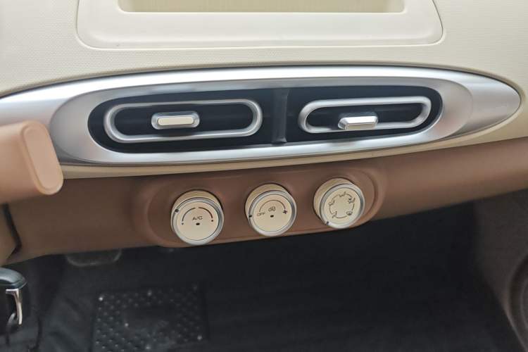 Used Wuling Hongguang MINIEV 2025 Four-Door Version Advanced Edition Audio And AC Panel