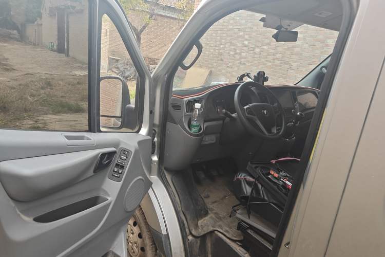 Used Foton Toano 2023 Joy Elephant Multi-Function 2.0T Manual Long-Wheelbase Mid-Roof Model with Single Rear Tire Available in 5/6/7/9-Seater Configurations Driver Seat