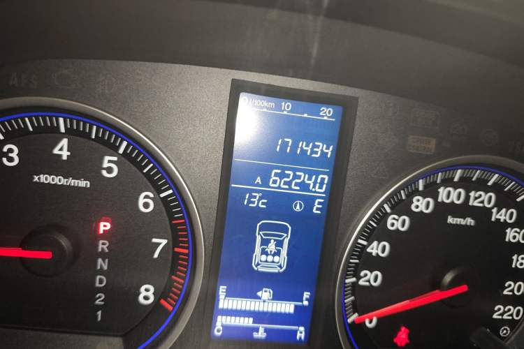 Used Honda CR-V 2010 2.4L automatic four-wheel drive luxury version Odometer Close Up