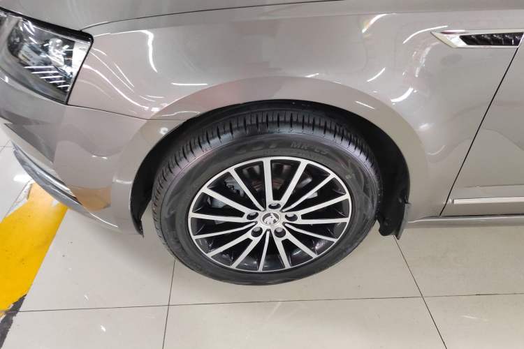 Used Skoda Octavia 2019 1.5L Automatic Smart Drive Luxury Edition China VI Standard Exterior 4