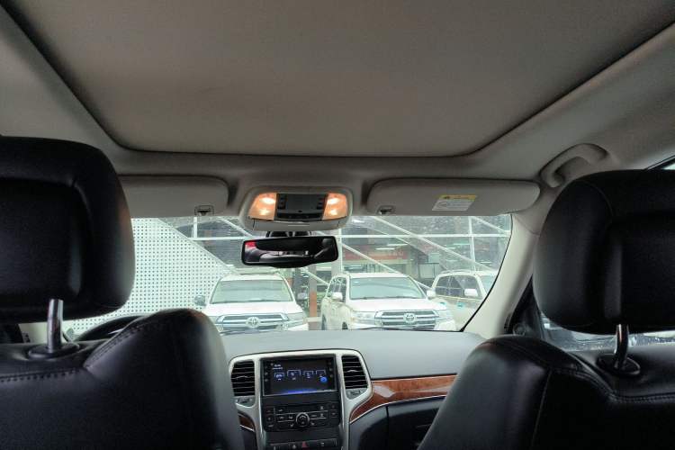 Used Jeep Grand Cherokee 2011 3.6L Luxury Edition
