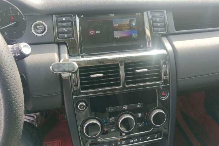 Used Land Rover Discovery Sport 2018 200 PS PURE Edition Audio And AC Panel