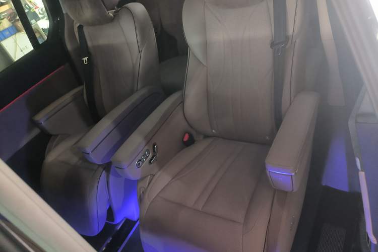 Used XPeng X9 2024 702 Ultra-Long Range Pro Left Rear Seat